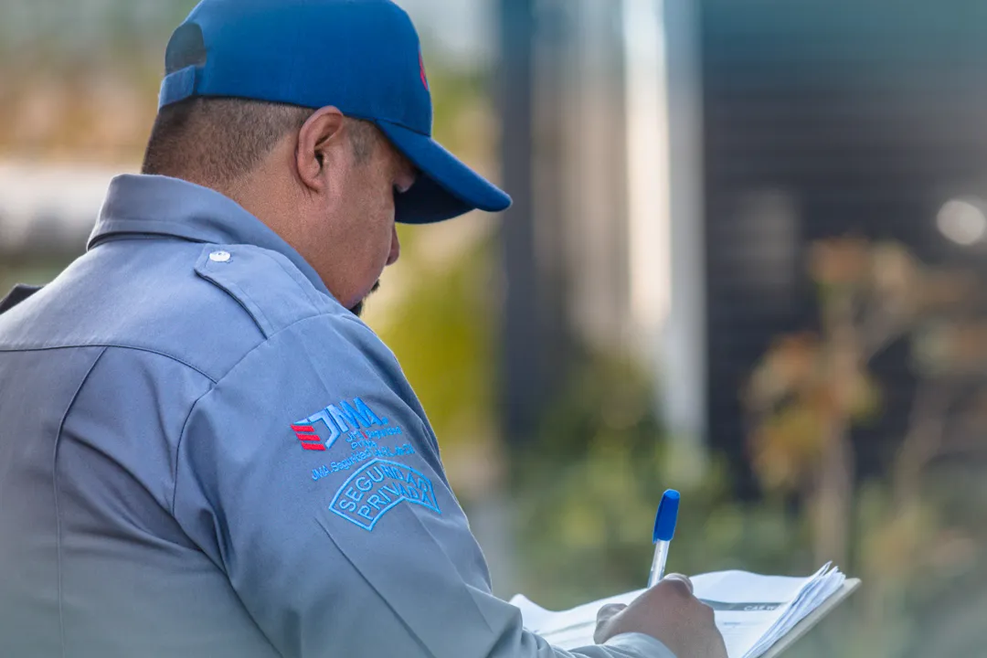 Elemento de JMA Seguridad Privada registrando su recorrido en bitácora