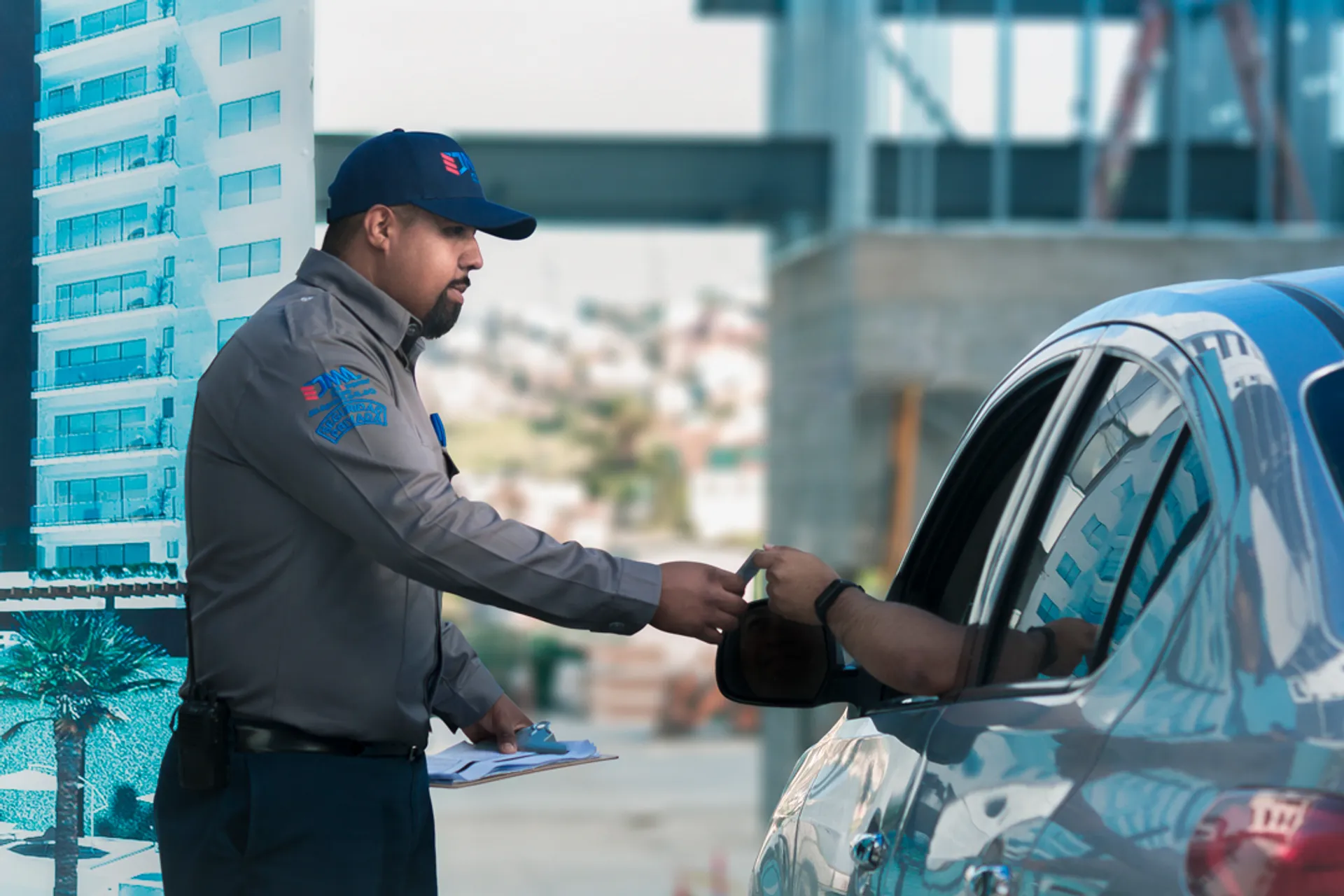 Guardia de JMA verificando el acceso vehicular a una instalación