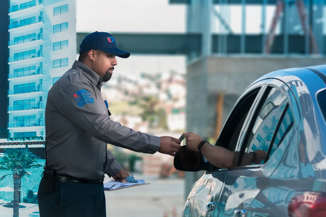 Guardia de JMA verificando la identificación de un conductor en un control de acceso vehicular