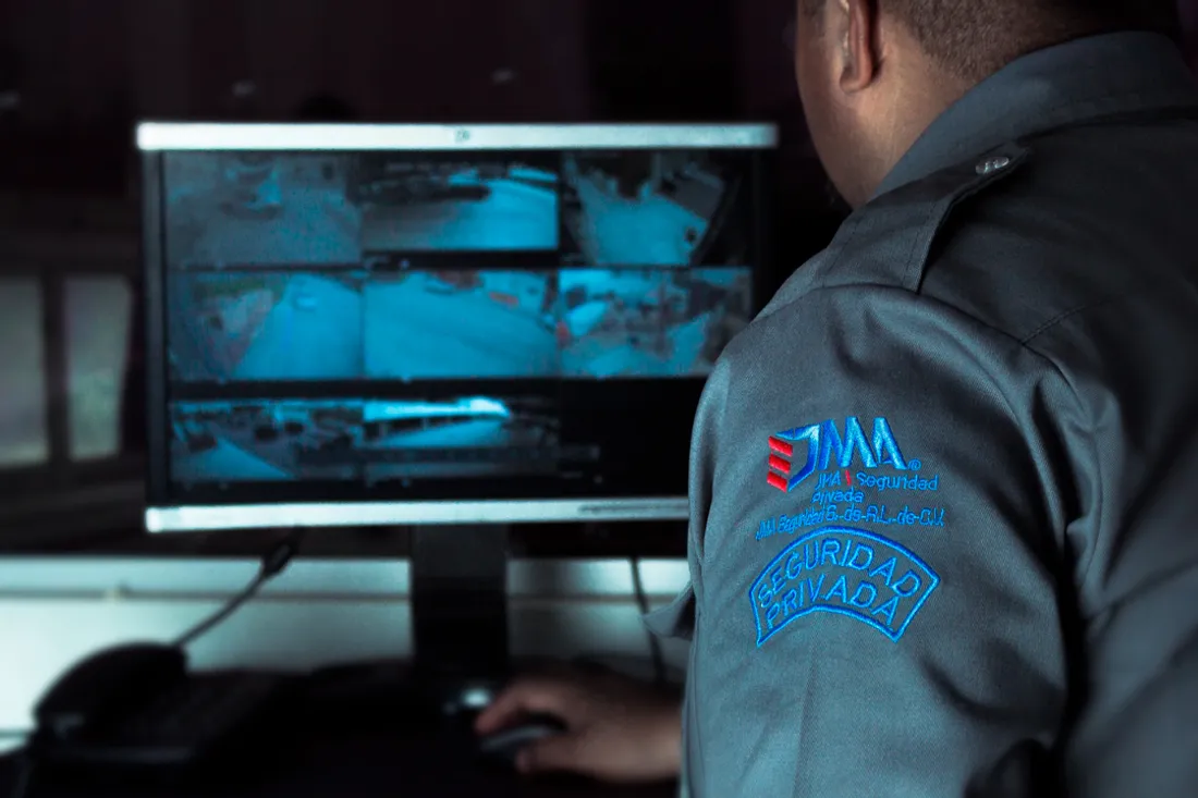 Elemento de JMA operando un centro de monitoreo de videovigilancia
